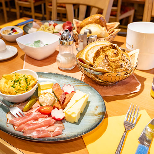 Nebst Frühstück, Kaffee, Kuchen und Snacks findet man im Café Wittemann in Buchen auch eine enspannte Atmosphäre die zum draußen sitzen einlädt.